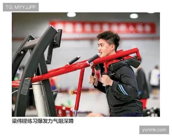梁伟铿训练完直接拎着爱马仕去吃宵夜？