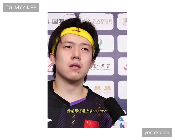 王楚钦戴着豪表蹲路边摊吃夜宵，旁边大爷那表情我笑出了声